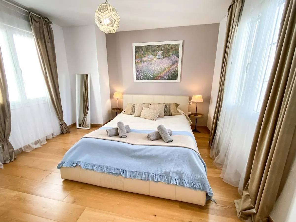 Beautiful Apartment In Triana, Sevillarooms