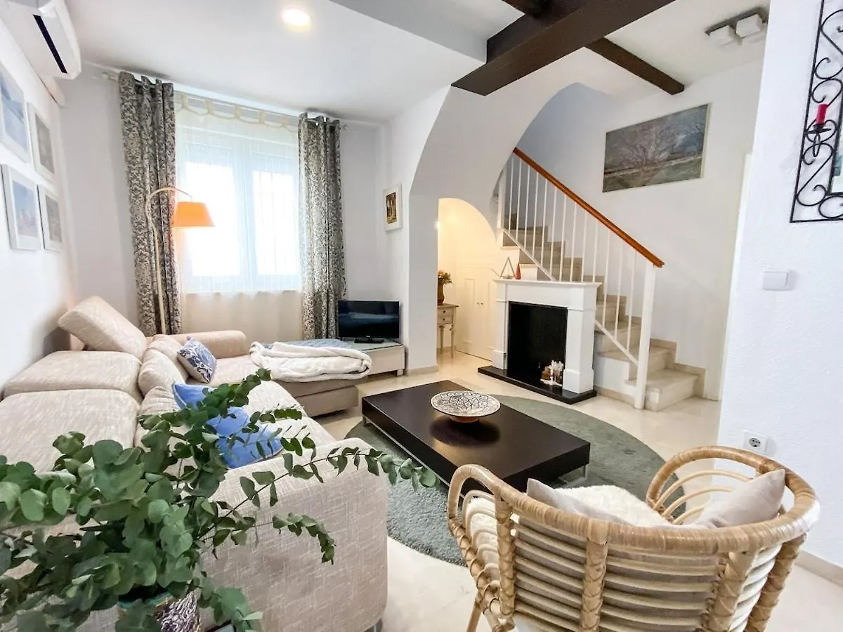 Beautiful Apartment In Triana, Sevillarooms